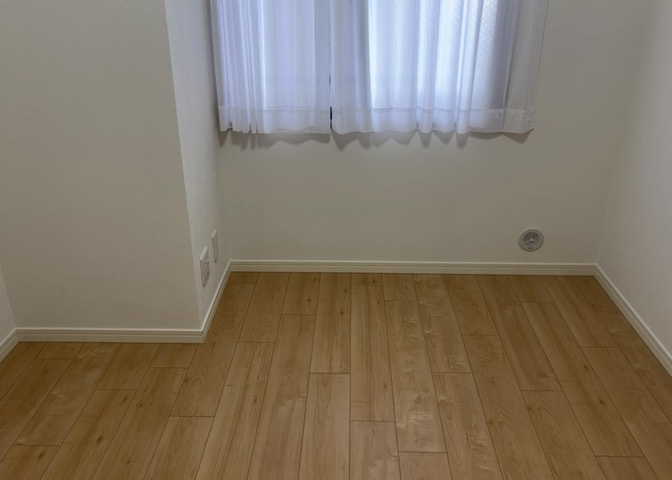 洋室のメリットは重い家具が置きやすく、身の回りが整理しやすいことです。　床がフローリングのため畳とは異なり凹みにくいです。　クローゼットなど収納が豊富で、普段使わない旅行カバンや服の整頓も簡単にです。