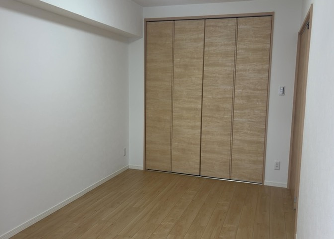 寝室でゆっくりと過ごすためにはベッド周りの適度な空間を担保することや窓の位置、照明の明るさ、寝室の広さなどを考える必要があります。自身や家族の構成とライフスタイルに併せて寝室にする部屋を選びましょう！