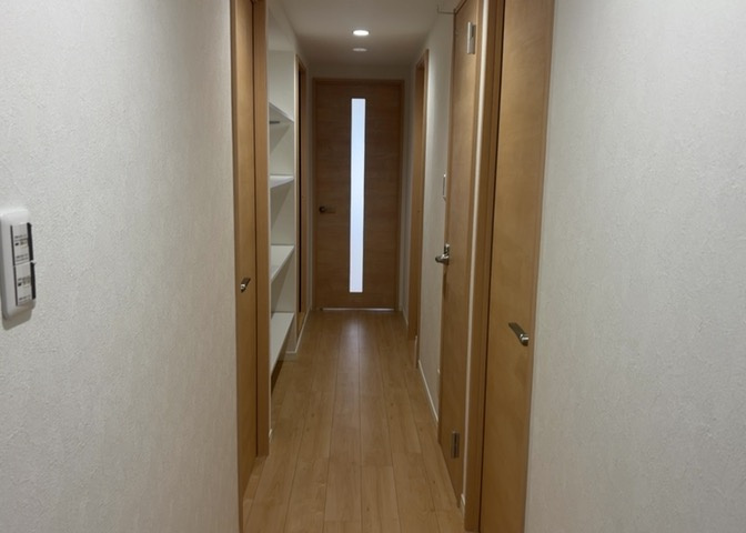 内装はとにかくおしゃれなものがいい！と選ぶ前に、まず住んだ後のことを想像してみましょう。住んでみたらコンセントの位置が悪くて使いにくいなど出てきます。事前にどの家電をどこに置くか想定しておきましょう。