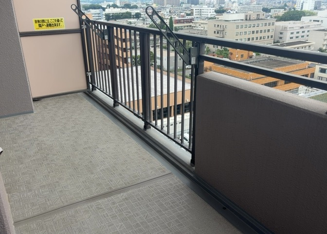 バルコニーは、室外の専用スペースのうち、「屋根がなく開放された空間」であるものを指します。ベランダより広いタイプのものが多く、日当たりもよいため家庭菜園などを楽しみたい人にとって適した環境となります。