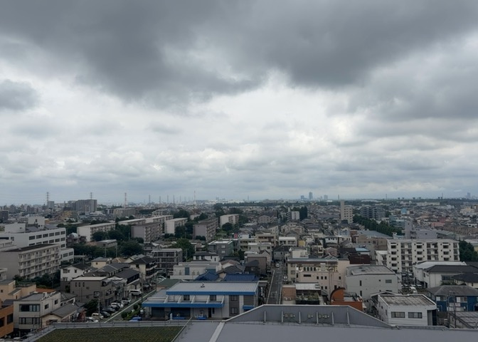 眺望の良さを楽しめるダイニングキッチンで家族団らんの時間を過ごしてはいかがでしょうか。バルコニーから見える景色を家族で眺める時間は、時間が経つのを忘れてしまいそうですね。是非、現地を見に行きましょう！