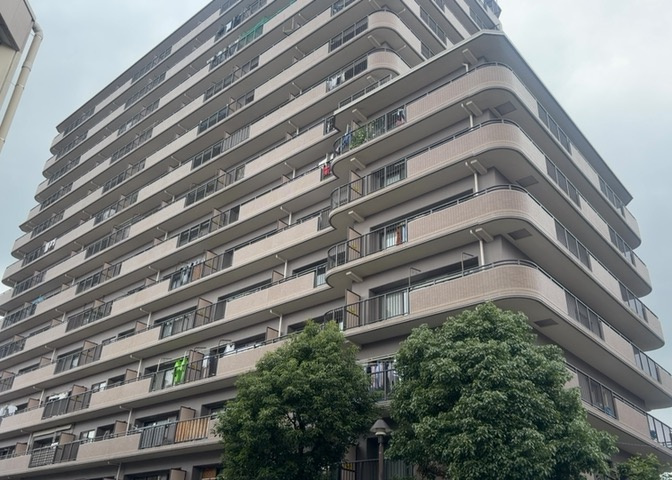 外観はマンション管理がされているかの目安になります。築年数が古いと、壁面は劣化してひび割れが生じることも！建物が古びていても細かいところが修繕されていると、きちんと管理されているなぁと感じるでしょう。