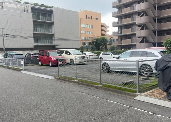 車一台あたりに必要なスペースは、標準サイズの普通自動車で横幅2m50cm、長さ5mは必要になります。ただし、乗降のことも考慮して横幅3m30cm、長さ5m50cmほどは確保できるところを選びましょう。