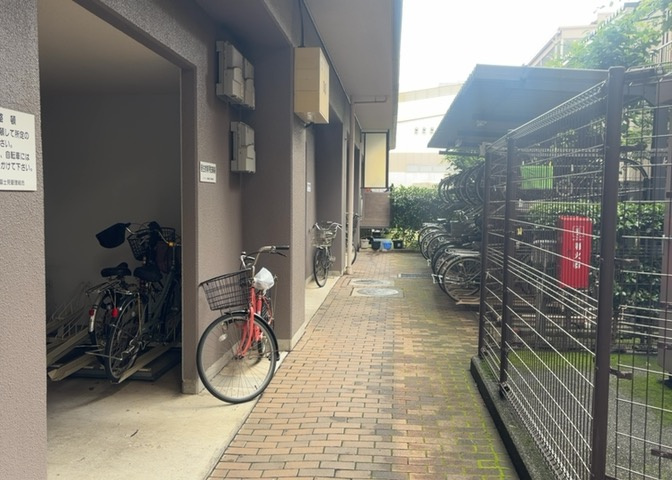 マンションの駐輪場は、事前に空きがあるか確認を取ると安心です。せっかく入居したのに駐輪スペースがない！なんてことになったら大変ですよね。そこで、内見時や購入前にはまず事前に確認しておくと良いでしょう。