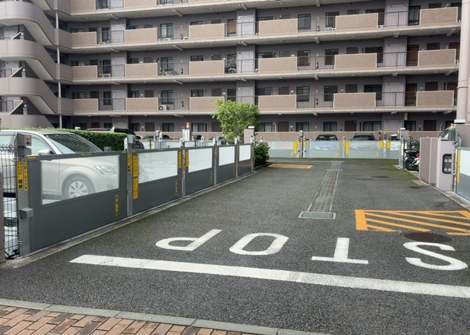 駐車場と明記されていても、最小スペースでつくられた駐車場だと大型車は駐車できなかったり、出入りしにくくなったりする可能性があります。お車のサイズと購入したい物件の駐車場のサイズを現地で確認しましょう。