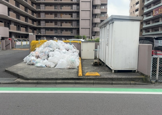 共有部分は、住民なら誰もが使える設備のこと。例えば駐車場やエレベーター、インターネット設備、セキュリティ設備などがあります。他にも、マンションの廊下・外部階段やエントランス・ゴミ置き場などがあります。