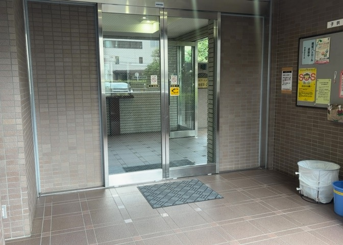 ラウンジは、マンションの共用スペースに椅子やテーブルなどを配置した利用者が寛げる空間です。屋内型ラウンジと屋外型ラウンジがあります。共用部分の管理状況と合わせて、詳細については現地でご確認ください。
