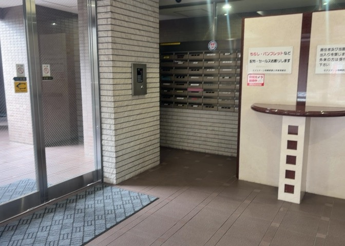 ロビーというと、エントランスと何がちがうの？と思いますよね。実はロビーとエントランスには明確な決まりはありません。物件によっては、エントランスを入って広がるある程度の広さのある空間がロビーとなります。
