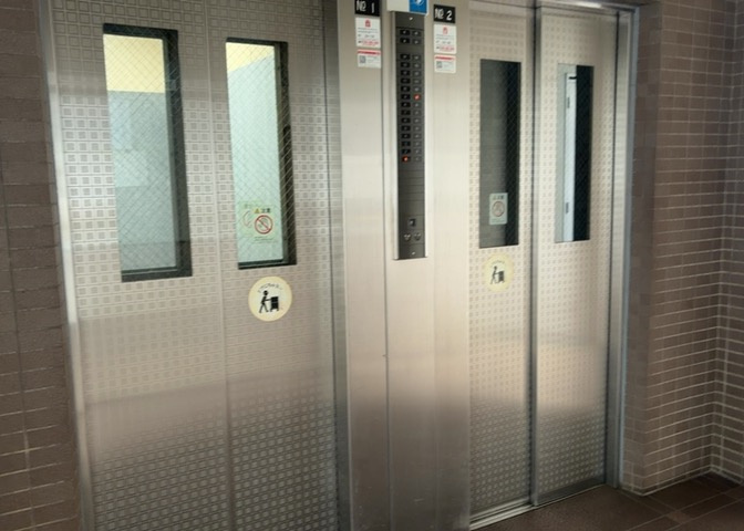 共有部分は、住民なら誰もが使える設備のこと。例えば駐車場やエレベーター、インターネット設備、セキュリティ設備などがあります。他にも、マンションの廊下・外部階段やエントランス・ゴミ置き場などがあります。