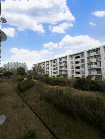 緑に囲まれた落ち着いた住環境。開放感のある空と心地よい暮らしが実現できます。