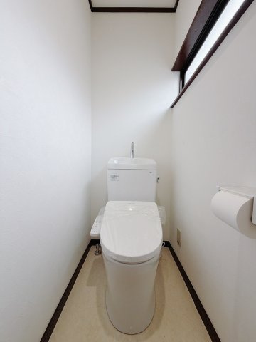 ■トイレ｜自然光が入る落ち着いた空間です。ついつい長居してしまいますね♪