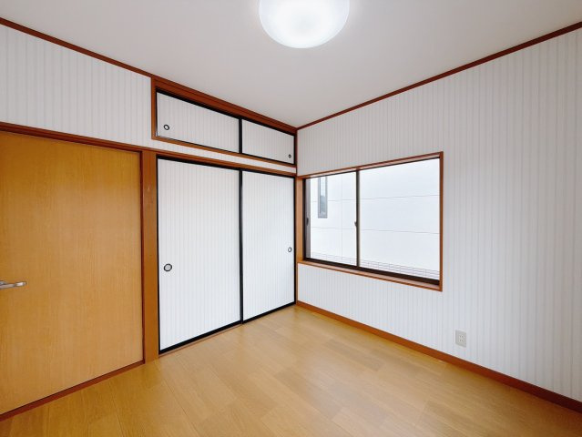 ■洋室｜お子様の一人部屋にピッタリな洋室。木のぬくもりを感じるフローリングは、天然木の味わいが時とともに深みを増していきます。また、傷にも強く、フリーワックスでお手入れもラクラクです♪