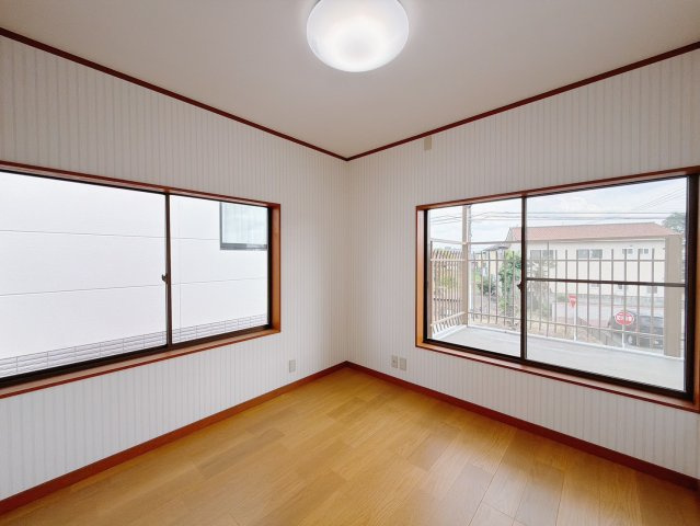 ■洋室｜2階洋室には大きな窓をご用意しています。日中はあたたかな日差し差し込み自分時間も充実できますね＾＾