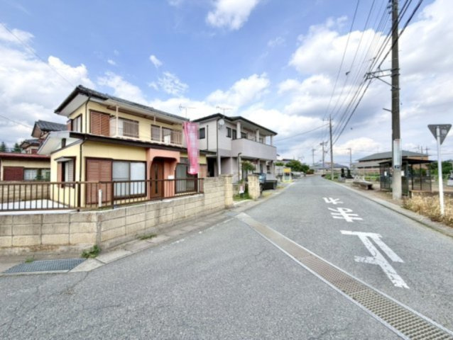 ■外観｜前面道路が広く見渡しが良いため、車の出入りやすれ違いもスムーズで日々の運転も安心して行えます♪