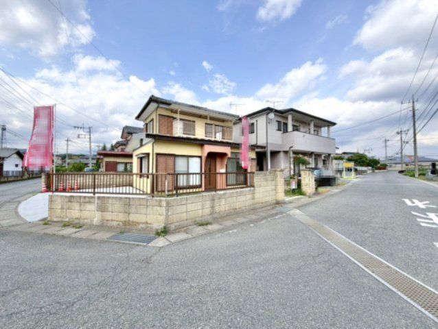 ■外観｜角地に位置しているため開放感があり、日当たりや風通しも良好で、快適な生活環境が整っています♪