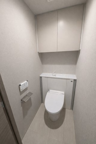 手洗い付きで清潔に使える、収納充実のトイレ　※掲載写真内の小物等は、CG加工により一部消去しております。