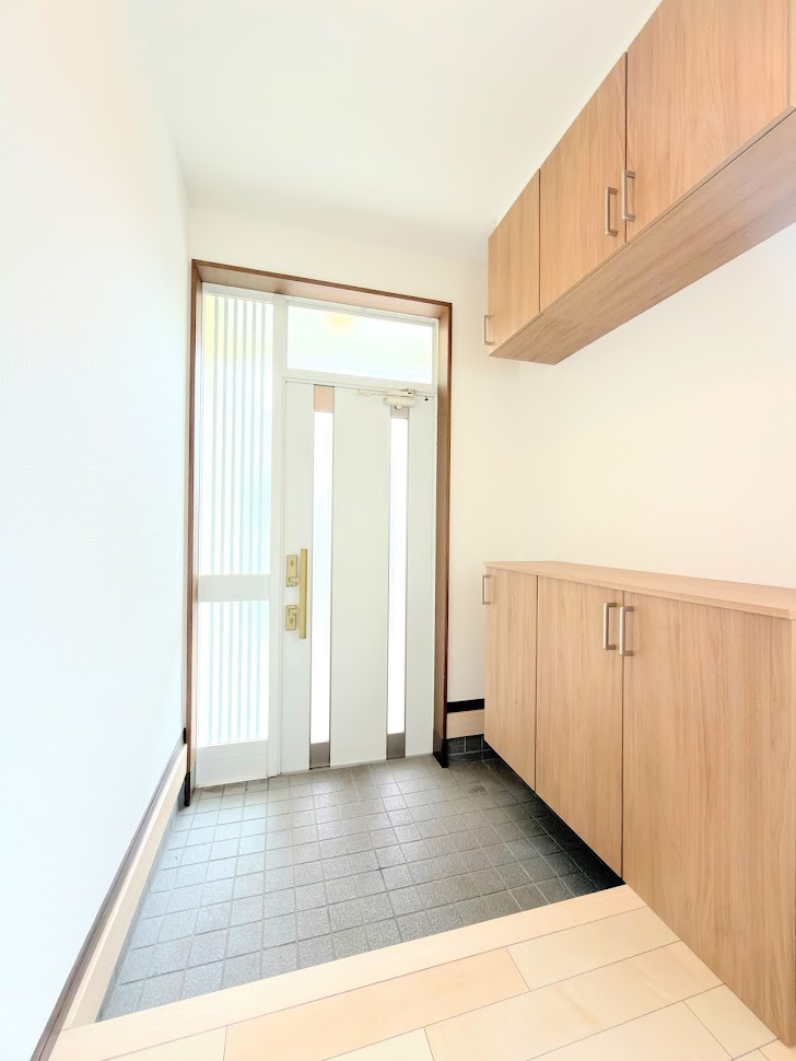 ◆光の渦が溢れた明るい玄関ホール。「おかえり」と「ただいま」が交差するお家の顔とも言える場所は爽やかで心地良い空間となっています。すっきり片付いた玄関で来客時にも自信が持てそう。