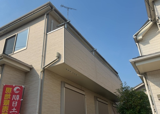バルコニーは、室外の専用スペースのうち、「屋根がなく開放された空間」であるものを指します。ベランダより広いタイプのものが多く、日当たりもよいため家庭菜園などを楽しみたい人にとって適した環境となります。