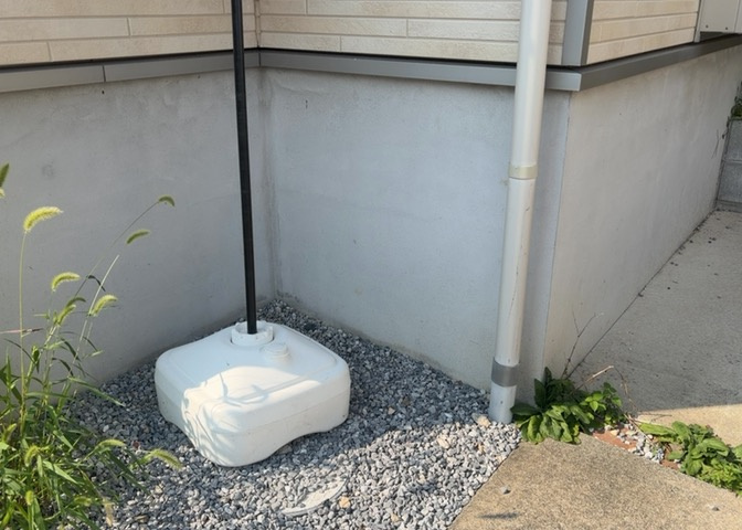 建物の基礎工事の方法は、主流となっているベタ基礎（防湿基礎）と布基礎の2種類に分類され、床下の通気性や耐久性などに違いがあります。建物の基礎部分の構造や付帯設備など詳細については現地でご確認ください。