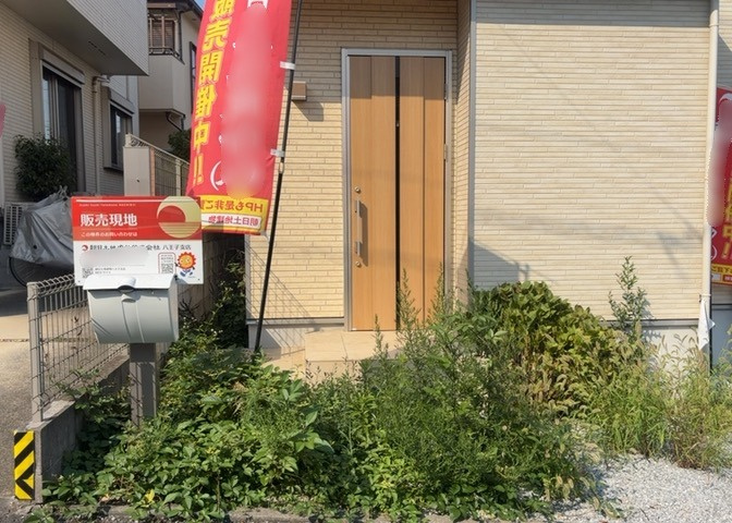 玄関ポーチにおいて最も重視すべきと言っても良いのが広さです。適切な広さの玄関ポーチでないと外見的なバランスは崩れてしまいますし、何より使いにくくなってしまいますので、現地で実際に下見をしてみましょう！