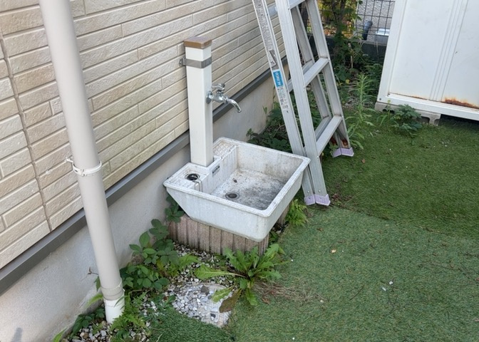 敷地内に散水栓や立水栓があると便利です。水道水を直接利用できるため、水を運ぶ手間を省くことが出来ます。大量の水を必要とする洗車作業や清掃などに役立ちます。その他設備とあわせて、現地でご確認ください。