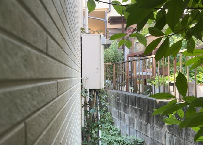 省エネ給湯器とは従来型の給湯器より熱効率が高く、少ない燃料でたくさんのお湯を沸かすことが出来る高効率な給湯器のことを指します。また、省エネ給湯器には種類があり、利便性や効果なども様々です。