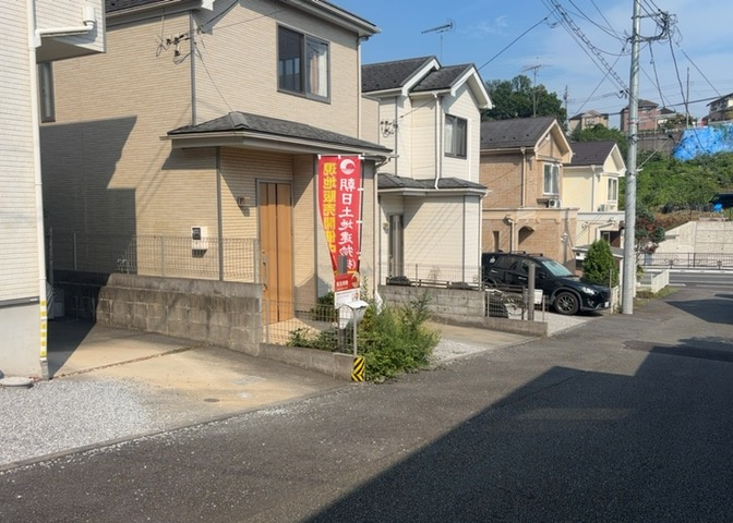 南側道路の場合は長い時間光を入れ込むことができるため、庭やリビングを道路側に持ってくることが多く土地価格も高い傾向にあります。一方北側道路だとリビングや庭が南側になりプライバシーを守ることができます。