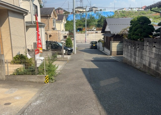 東側道路の場合は居室を南向きに設計しやすいため、朝日が入りやすいというメリットがあります。一方、西側道路も東側同様に居室を南向きに設計しやすいのですが、住宅地だと朝日が入りにくいという弱点があります。