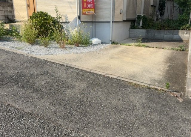 車一台あたりに必要なスペースは、標準サイズの普通自動車で横幅2m50cm、長さ5mは必要になります。ただし、乗降のことも考慮して横幅3m30cm、長さ5m50cmほどは確保できるところを選びましょう。