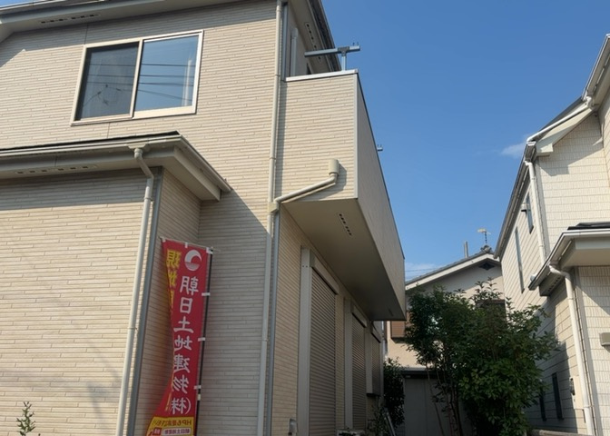 バルコニーは、建物内から室外へ楽に出入りできる便利なスペースです。また、バルコニーには手すりを付けることが義務付けられており、手すりの高さは110cm以上で施工することが建築基準法で定められています。
