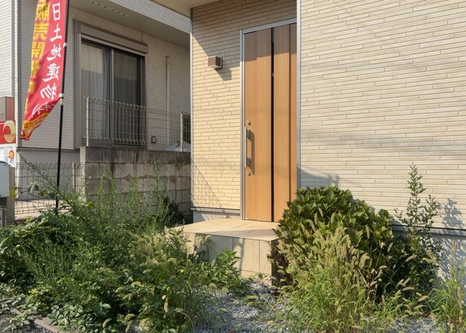玄関は家の顔と言っても過言ではありません。現地を見学する際は玄関の広さや全体のバランスなどを見てみるといいでしょう。一般的なアプローチのしやすさだけではなく、お年寄りにも優しい設計のものだと安心です。