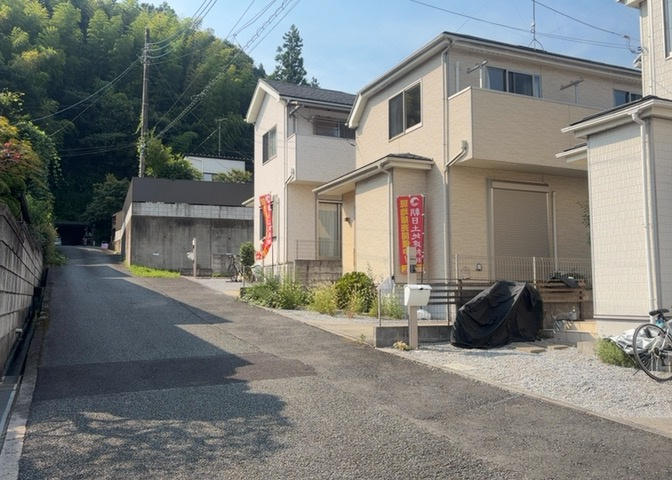 住宅用の土地では前面道路に2m以上接していなければならないと法律で定められています。しかし、お持ちの車のサイズやライフスタイルなどにより、2mでは利便が悪い場合もございますので、事前に確認しましょう。