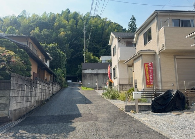 道幅が広い場所は日当たりや風通が良好です。幅が広いのですれ違いも可能ですし大きな車でも駐車可能！一方で、大型車が通ることも多くなるため交通量の増加により騒音に繋がります。また土地の値段が高くなります。