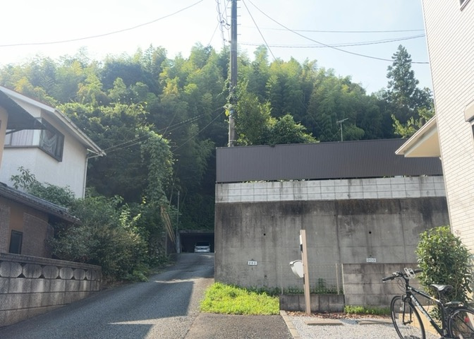 桜や紅葉の名所に出かける人は多いと思いますが、家にいながら季節の移ろいを感じる生活を送りませんか？リビングや窓から見える景色が生活を彩るワンポイントに！現地から見える景色を堪能してみては如何でしょう。