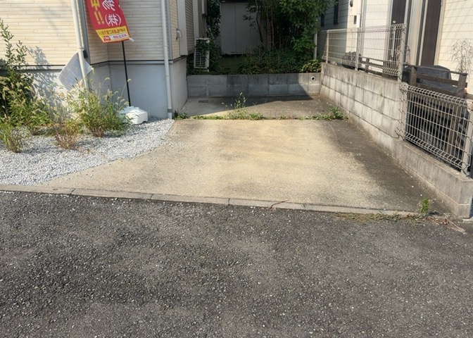 駐車場と明記されていても、最小スペースでつくられた駐車場だと大型車は駐車できなかったり、出入りしにくくなったりする可能性があります。お車のサイズと購入したい物件の駐車場のサイズを現地で確認しましょう。