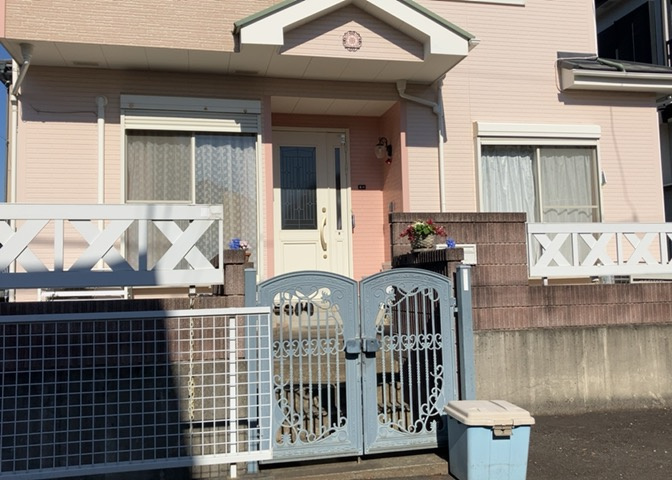 玄関は家の顔でもあり、家族以外の目にも止まる場所です。玄関は外との間を仕切る扉、靴などをしまっておく収納スペース、靴脱ぎのたたきスペース、来客とのやり取りをするドアホンなど複数のアイテムからなります。