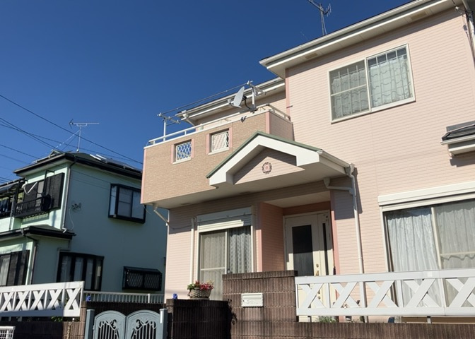 バルコニーは、室外の専用スペースのうち、「屋根がなく開放された空間」であるものを指します。ベランダより広いタイプのものが多く、日当たりもよいため家庭菜園などを楽しみたい人にとって適した環境となります。