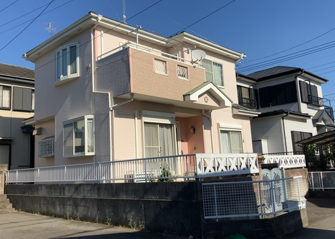 木造住宅とは土台、壁、柱など建築物の強度を支える構造体の材に木が使用されている構造を指します。構造体は建物の自重を支えるだけではなく風圧や水圧、積裁荷重などあらゆる衝撃に耐えるための基礎です。