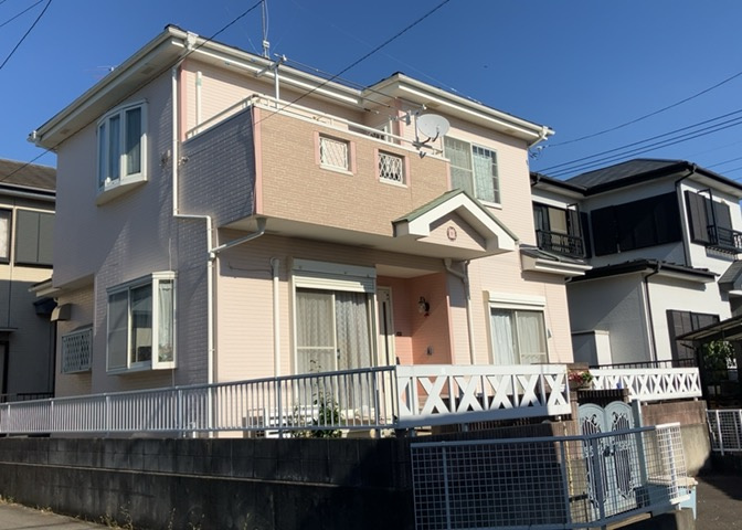 建物の基礎工事の方法は、主流となっているベタ基礎（防湿基礎）と布基礎の2種類に分類され、床下の通気性や耐久性などに違いがあります。建物の基礎部分の構造や付帯設備など詳細については現地でご確認ください。