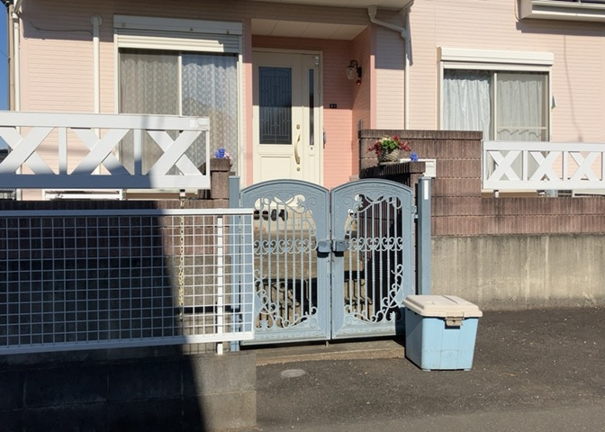 玄関ポーチにおいて最も重視すべきと言っても良いのが広さです。適切な広さの玄関ポーチでないと外見的なバランスは崩れてしまいますし、何より使いにくくなってしまいますので、現地で実際に下見をしてみましょう！