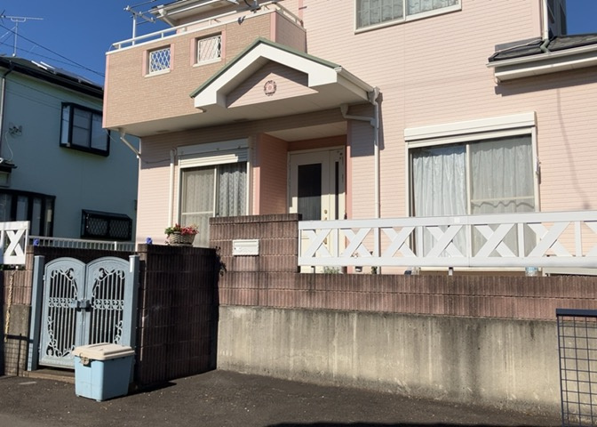 床下換気口は、床下に湿気がこもることを防ぎ、効果的に換気を行うために設置されています。床下換気口が設置されていない建物は、基礎パッキング工法などにより換気を行なっています。詳細は現地でご確認ください。