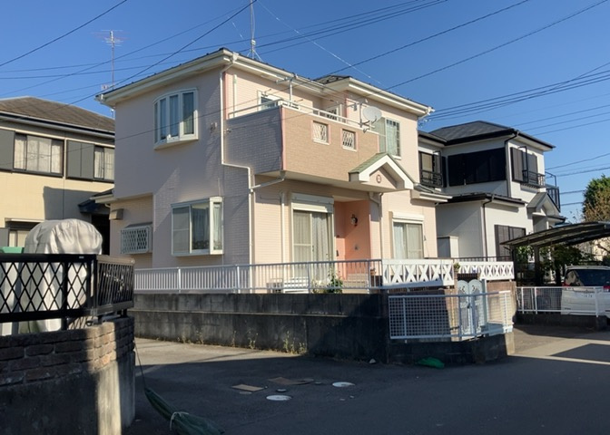 南側道路の場合は長い時間光を入れ込むことができるため、庭やリビングを道路側に持ってくることが多く土地価格も高い傾向にあります。一方北側道路だとリビングや庭が南側になりプライバシーを守ることができます。