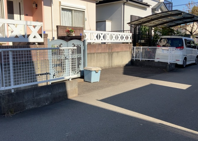 車一台あたりに必要なスペースは、標準サイズの普通自動車で横幅2m50cm、長さ5mは必要になります。ただし、乗降のことも考慮して横幅3m30cm、長さ5m50cmほどは確保できるところを選びましょう。