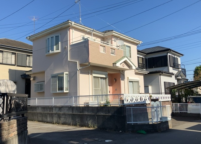 住宅用の土地では前面道路に2m以上接していなければならないと法律で定められています。しかし、お持ちの車のサイズやライフスタイルなどにより、2mでは利便が悪い場合もございますので、事前に確認しましょう。