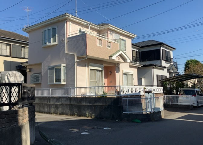 道幅が広い場所は日当たりや風通が良好です。幅が広いのですれ違いも可能ですし大きな車でも駐車可能！一方で、大型車が通ることも多くなるため交通量の増加により騒音に繋がります。また土地の値段が高くなります。