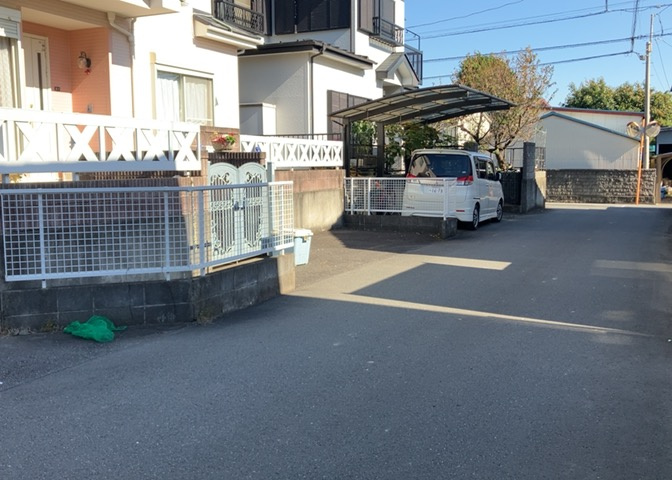 駐車場と明記されていても、最小スペースでつくられた駐車場だと大型車は駐車できなかったり、出入りしにくくなったりする可能性があります。お車のサイズと購入したい物件の駐車場のサイズを現地で確認しましょう。