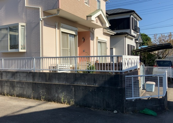 庭があることでガーデニングや家庭菜園はもちろん、こどもの遊び場やペットを放して遊ぶことができます。また、家の周囲に余裕があるということです。隣地との間があれば、十分な日当たりと、風通しが確保できます。