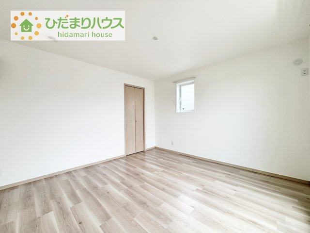 約8帖の寝室はベッドやテレビを置いても広々と使えます♪　床とクロスがお部屋の明るさをさらに増してくれます(^^)v