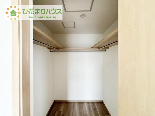 広々WIC！！　枕棚とハンガーパイプも3面に付いており、収納力バッチリです！！！