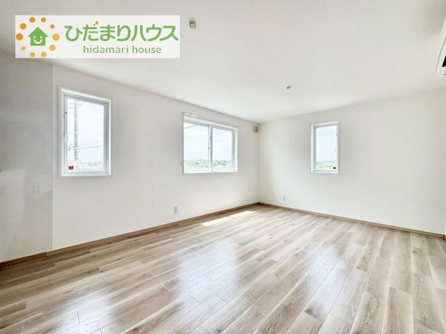 窓が多く日中は電気いらずで生活ができます(^^)/　一種換気を取り入れているため、高い換気力と気密性を備えています♪